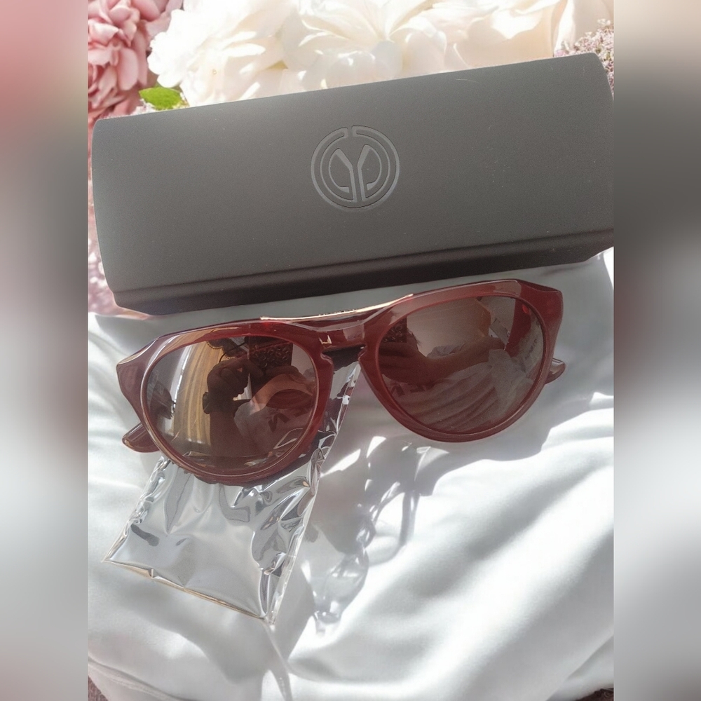 Yunizon sunglasses with case and cloth